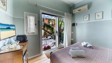 1 habitación, tabla de planchar con plancha y cuna de viaje