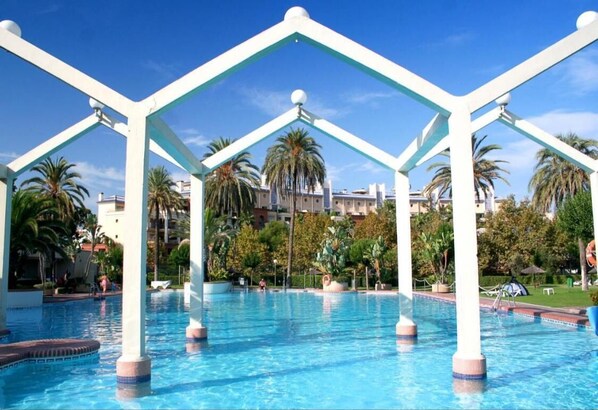 Una piscina al aire libre