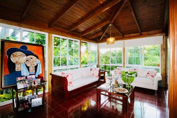 Villa, 3 chambres (2.5 Bathrooms) | Coin séjour | Télévision à écran plat