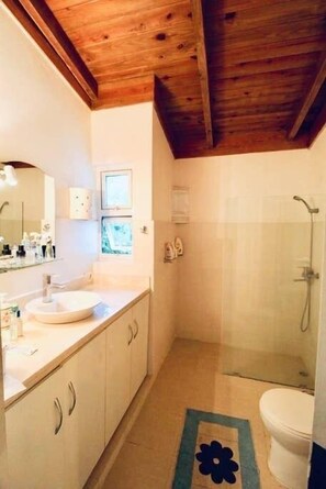 Villa, 3 Schlafzimmer (2.5 Bathrooms) | Badezimmer | Dusche, kostenlose Toilettenartikel, Haartrockner, Handtücher