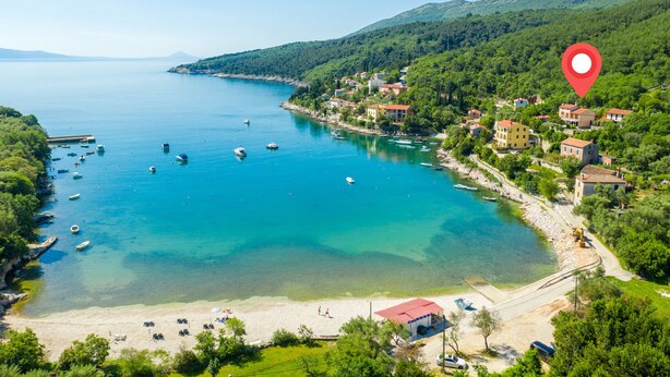 A coastal town with a clear view of the sea, boats, and buildings along the shore. - Exclusive holiday home in Sveta Marina, Istria, Croatia - right by the sea (Sveta Marina)