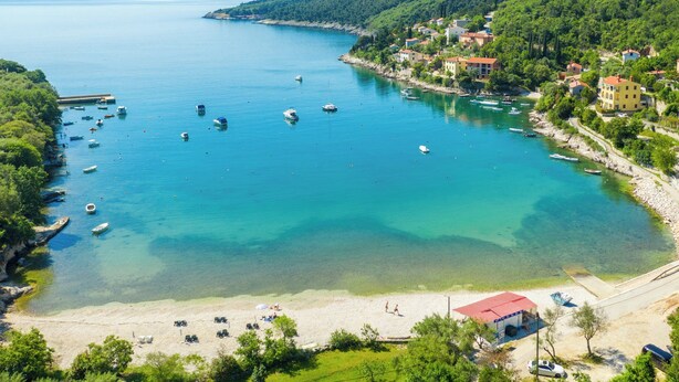 A coastal town with a clear view of the sea, boats, and buildings along the shore. - Exclusive holiday home in Sveta Marina, Istria, Croatia - right by the sea (Sveta Marina)