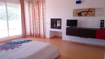 4 bedrooms, in-room safe, iron/ironing board, WiFi