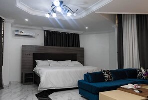 Studio Deluxe | Coffre-fort, bureau, rideaux d’obscurcissement, système d’insonorisation