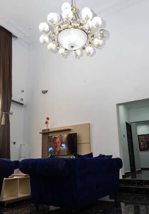 Studio, terrasse | Aire de séjour | Téléviseur à écran plat