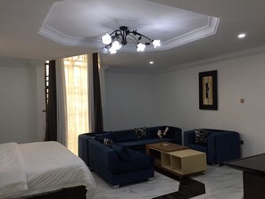 Deluxe Studio | In-room safe, desk, blackout curtains, soundproofing - SS3 Boutique Hotel (Port Harcourt)