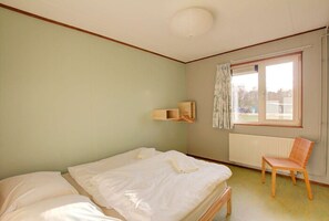 3 bedrooms, travel crib, WiFi, bed sheets