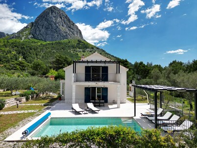 Holiday house on Makarska Riviera, with heated pool and three bedrooms.