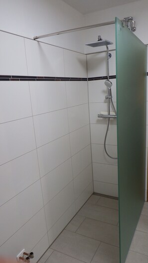 Bañera, secador de pelo, toallas, jabón