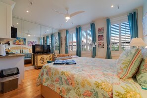Iron/ironing board, WiFi, bed sheets - Tropical Reef of Palm Beach, Charming Room!  7-minute Walk to the Beach! (Palm Beach)