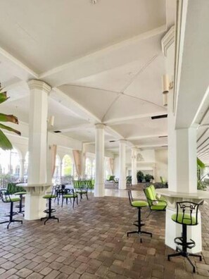Outdoor dining - Tropical Reef of Palm Beach, Charming Room!  7-minute Walk to the Beach! (Palm Beach)