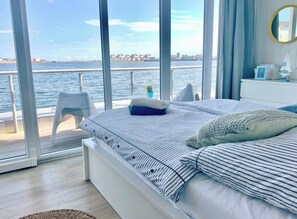 2 bedrooms, desk, iron/ironing board, WiFi