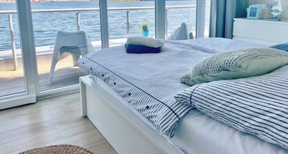 "Casa flotante en la primera fila con una vista clara y sin obstáculos del puerto"