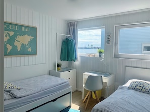 2 bedrooms, desk, iron/ironing board, WiFi