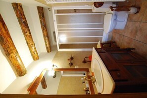 Douche, sèche-cheveux, serviettes fournies, savon