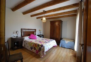 1 habitación, tabla de planchar con plancha, wifi y ropa de cama 
