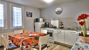 Een koelkast, een microgolfoven, een oven, een kookplaat