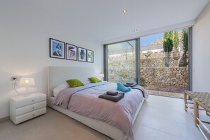 4 slaapkamers, een strijkplank/strijkijzer, gratis wifi, beddengoed