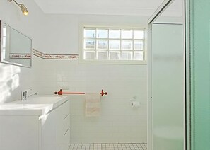 Bathtub - Denham Avenue Whole House Beachside Escape (DENHAMS BEACH)