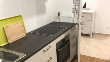 Een koelkast, een oven, een kookplaat, een vaatwasser