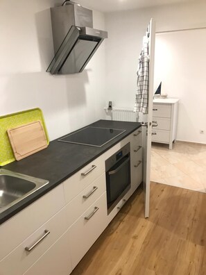 Frigorifero, forno, piano cottura, lavastoviglie