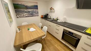 Een koelkast, een oven, een kookplaat, een vaatwasser