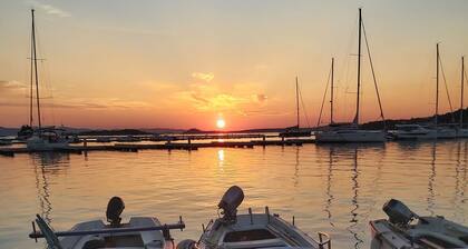 Vacaciones junto al mar con un muelle