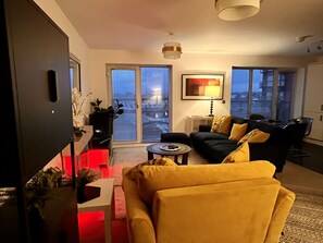 Smart TV, fireplace - Quiet Waterfront City Centre Apartment CH1 with stunning views & Parking  (Chester)