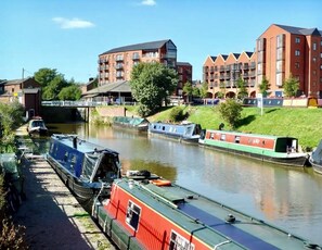 Marina - Quiet Waterfront City Centre Apartment CH1 with stunning views & Parking  (Chester)