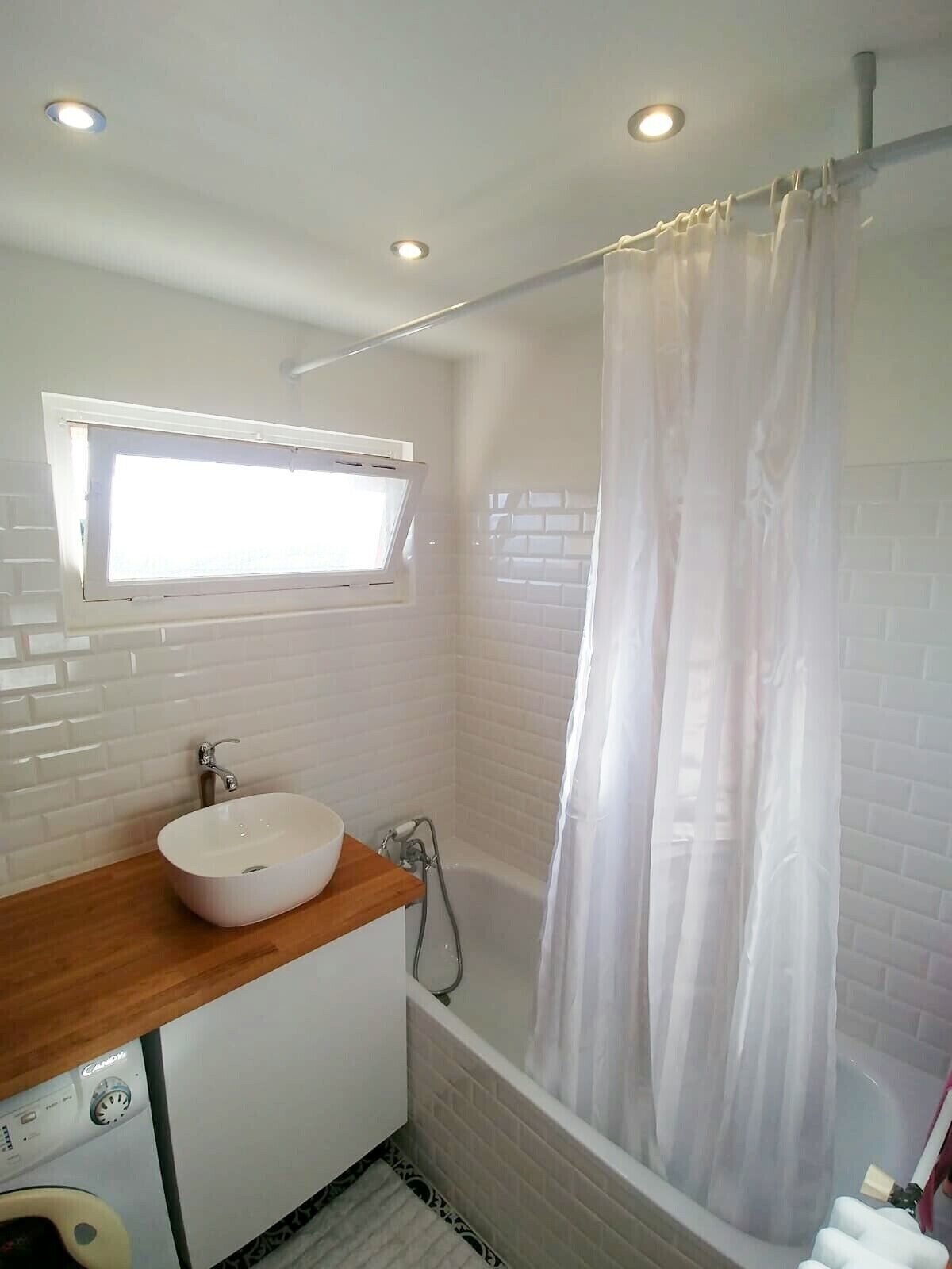 Bathtub, hair dryer, towels, shampoo