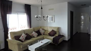 Smart TV, DVD player, livros, videoteca