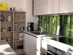 Frigorifero, forno, piano cottura, lavastoviglie