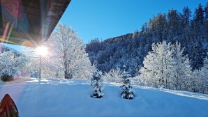 A snowy landscape with a clear sky and a mountain in the background. - The mountain with family or friends ... the cottage "Huski" is for you! (Valloire)