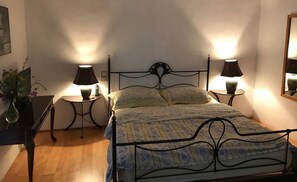 5 bedrooms, iron/ironing board, free WiFi, bed sheets