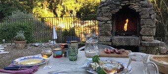 Belle villa en pierre restaurée dans un cadre rural et calme.