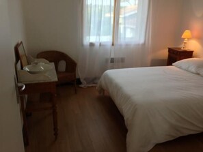 4 bedrooms, iron/ironing board, WiFi, bed sheets
