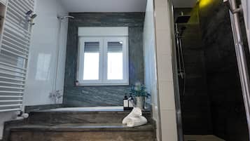 Ensemble douche/baignoire, sĂšche-cheveux, chaussons, serviettes fournies