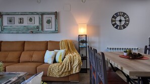 Smart TV, fireplace