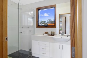 Chalet, 2 slaapkamers, uitzicht op bergen | Badkamer | Een bubbelbad, een haardroger, handdoeken