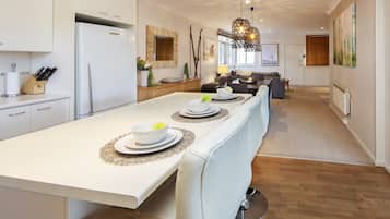 Family House, 3 Bedrooms, 2 Bathrooms (1 Queen, 1 Tri-Bunk, 2 Bunks) | Private kitchen | Full-size fridge, microwave, oven, stovetop