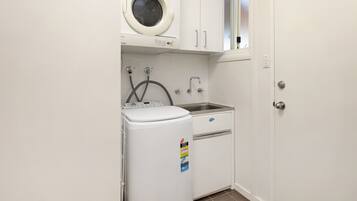 Family House, 3 Bedrooms, 2 Bathrooms (1 Queen, 1 Tri-Bunk, 2 Bunks) | Laundry