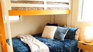 Family House, 3 Bedrooms, 2 Bathrooms (1 Queen, 1 Tri-Bunk, 2 Bunks) | 3 bedrooms, iron/ironing board, WiFi (free), bed sheets - Banjo 33 (Jindabyne)
