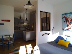 Tabla de planchar con plancha, wifi y ropa de cama 