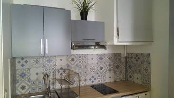 Réfrigérateur, micro-ondes, plaque de cuisson, cafetière/bouilloire