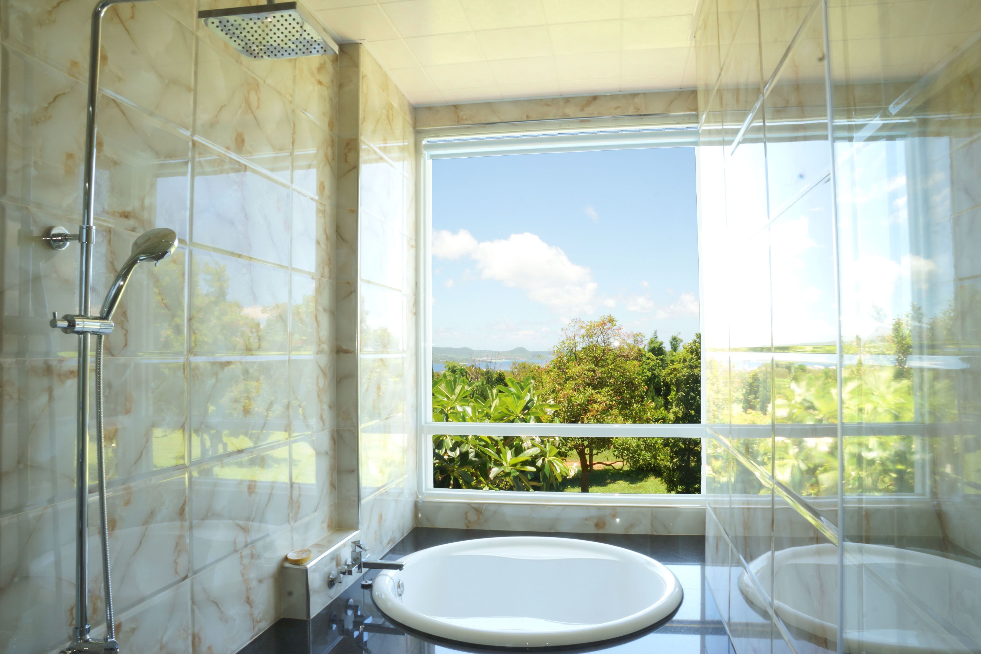 Habitación familiar, vista parcial al océano | Baño | Tina y regadera independientes, tina profunda, regadera tipo lluvia 