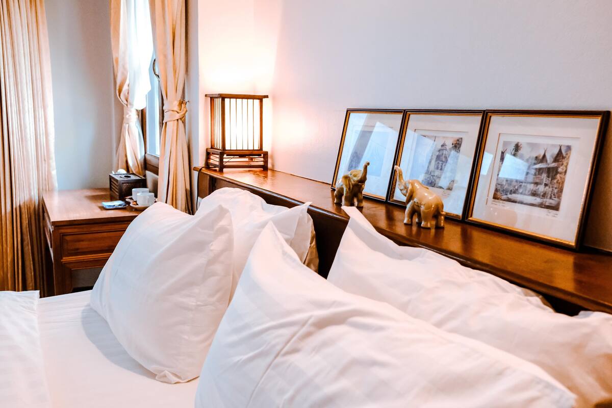 Deluxe Room | Minibar, individually decorated, desk, blackout drapes