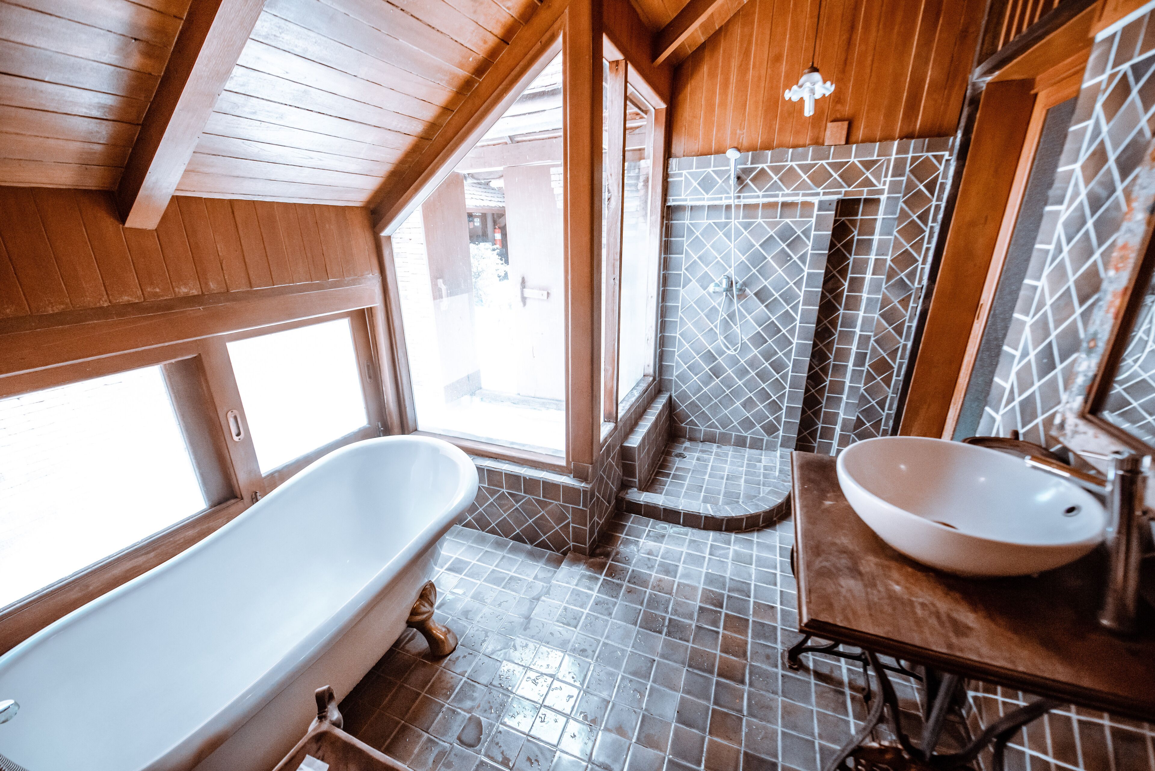 deluxe double room | bathroom | shower, rainfall showerhead, free toiletries, hair dryer