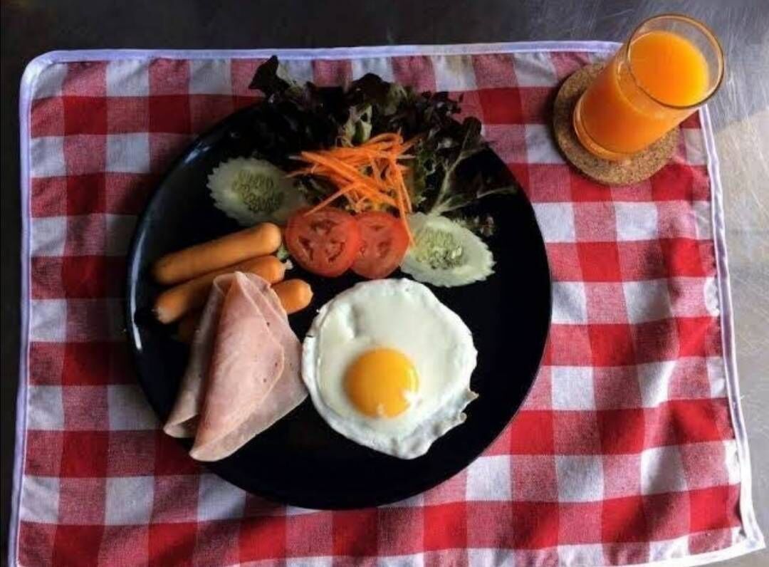 daily continental breakfast (thb 200 per person)