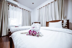 Premier House | Minibar, individually decorated, desk, blackout drapes