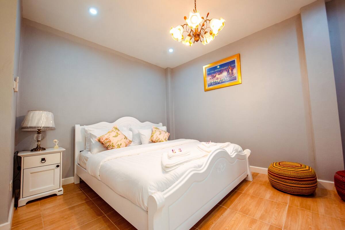 Design Double Room | Minibar, individually decorated, desk, blackout drapes